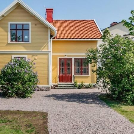 Casa Fontenay Charmig Laegenhet Naera Stadsparken Och Vaettern Hjo Esterno foto
